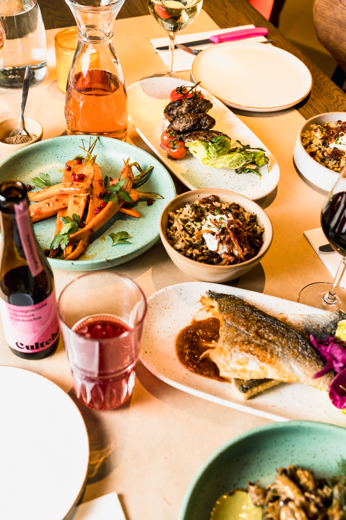 Een tafel vol met eten en drinken.