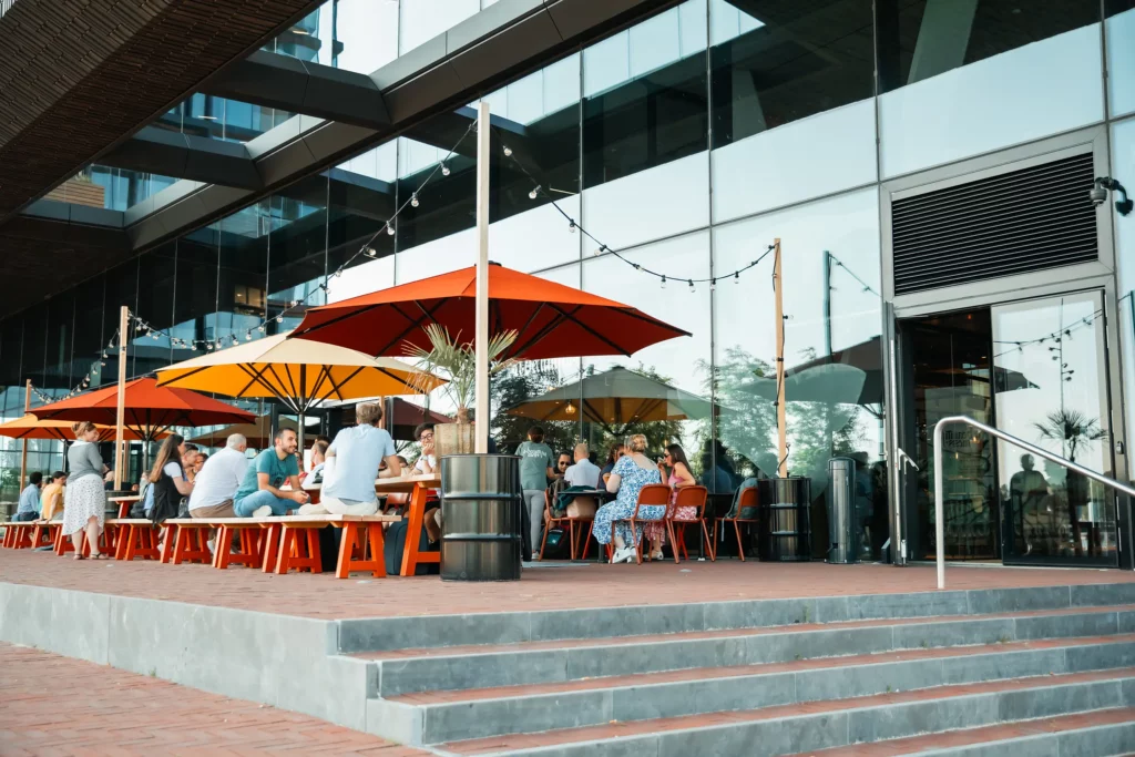 Een foto van het terras bij A Beautiful Mess in Amsterdam