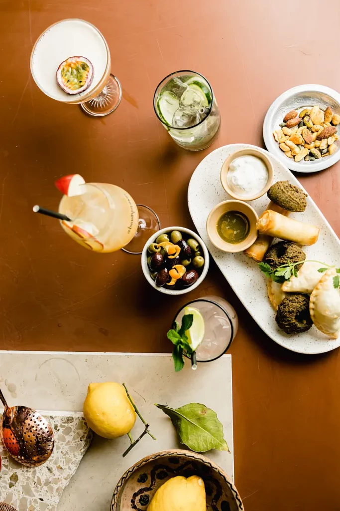 Een tafel met mezzes en cocktails