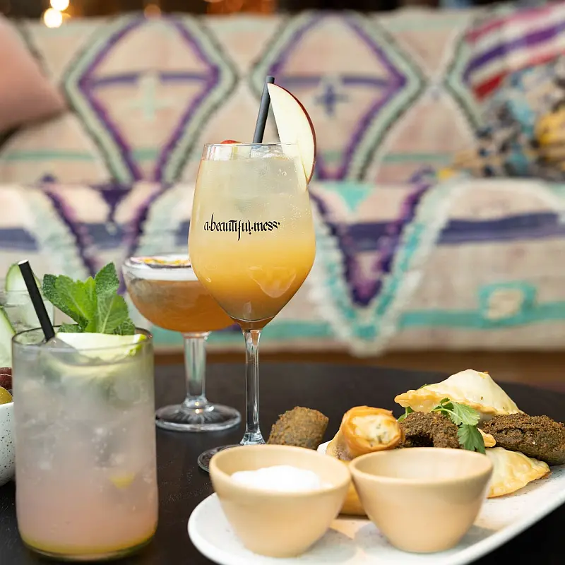 Cocktails en huisgemaakte borrelhapjes. 